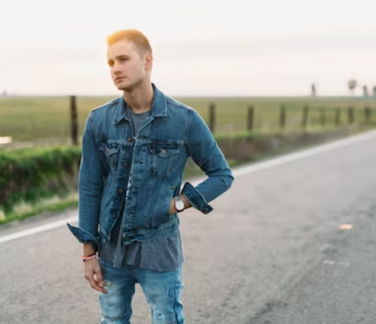 Denim-Liebe: Wie man Jeans in einem lässigen Streetstyle einsetzt